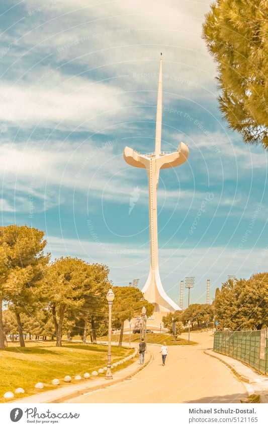 Fernsehturm Barcelonas in Pastellfarben catalonia katalonien Montjuïc spanien sommer urlaub calatrava Architektur pastell comunication tower olimpic