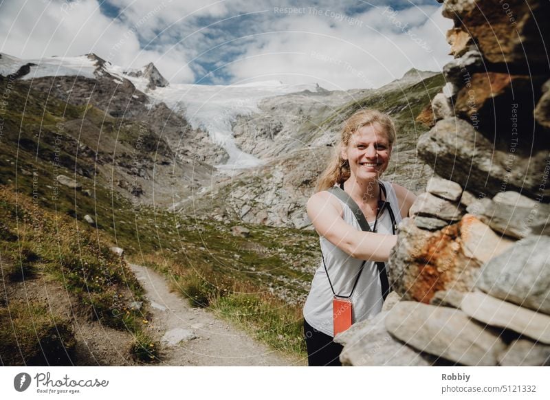 Porträt einer jungen Frau vor einem Gletscher in den Alpen junge Frau Wandern Berge u. Gebirge Nationalpark Hohe Tauern Farbfoto Hohen Tauern NP Österreich