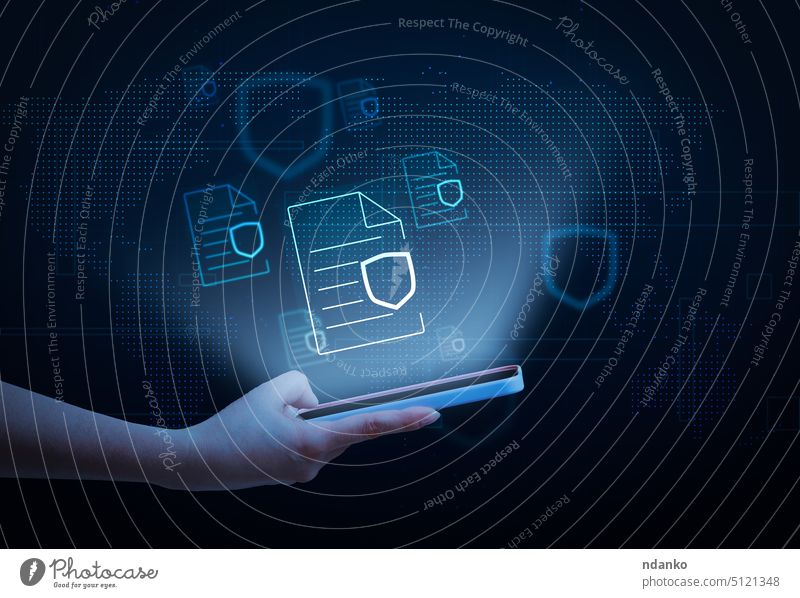 Smartphone in der Hand, Dokumentensymbole mit Schutz der persönlichen Daten Sicherer globaler Informationsaustausch im Internet Business professionell online