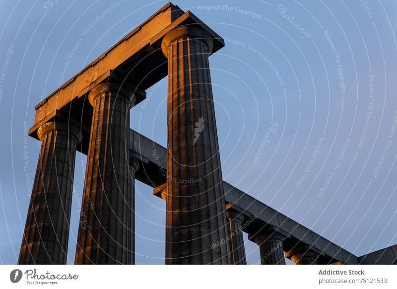 Monument mit Säulen gegen blauen Himmel Denkmal Spalte anziehen Blauer Himmel berühmt tagsüber Edinburgh Schottland Großbritannien vereinigtes königreich