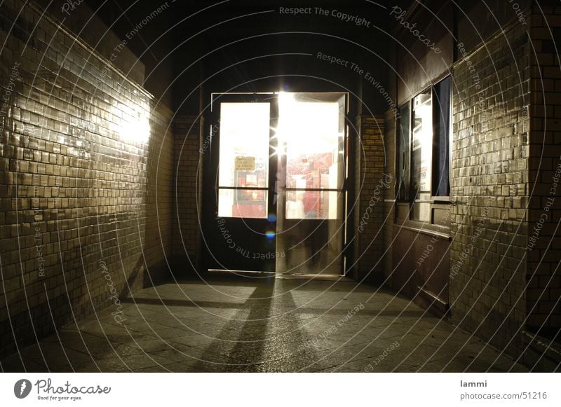 Tür zum Licht Flur lang dunkel Eingang Tunnel Einsamkeit geschlossen Überraschung Hoffnung Innenaufnahme Langzeitbelichtung Bewegung offen hell leer