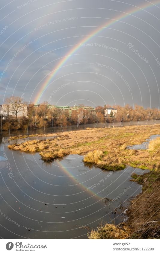 Regenbogen zieht über einen Stadtteil hinweg und spiegelt sich im Wasser der Alten Elbe Sekundärregenbogen Spiegelung im Wasser alte Elbe Regenguss