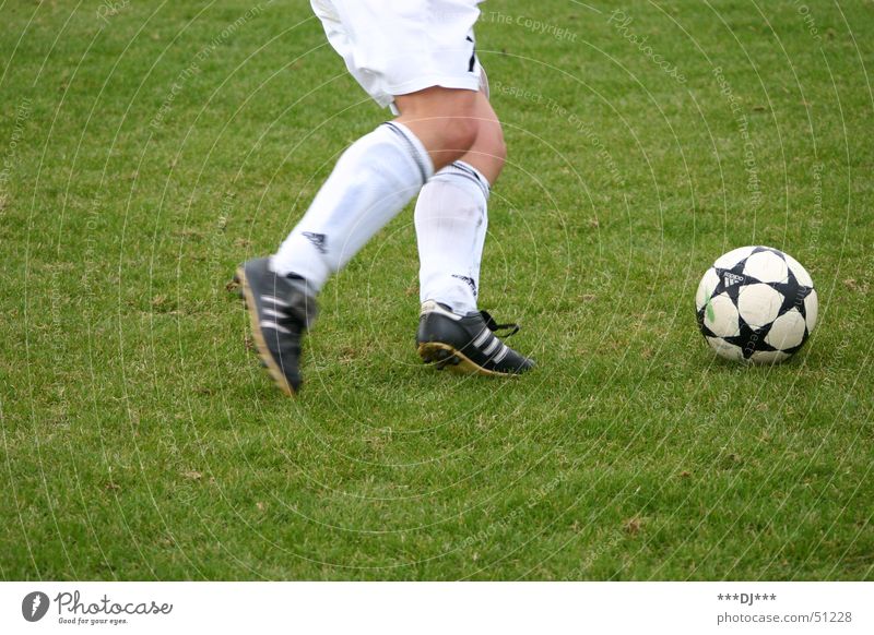 Auf geht´s zur WM 2006! Schuhe abstützen Hose grün Gras Fußballplatz Shorts Knie schießen Weltmeisterschaft Liga soccer shoes Ball Rasen field lawn player shoot