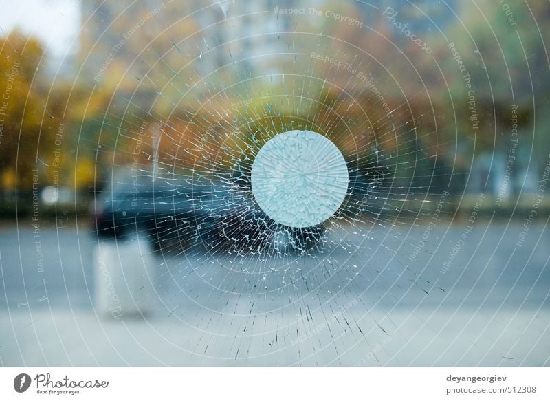 Glassplitter und Stadthintergrund Design Spiegel Natur schwarz weiß Gewalt Versicherung Zerstörung gebrochen Riss zerbrochen Fenster Hintergrund Golfloch