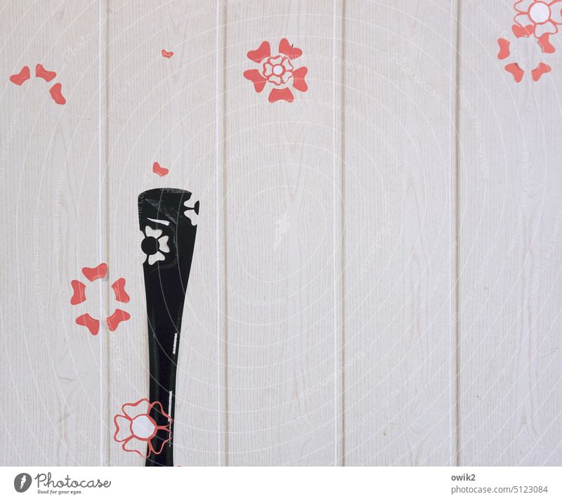 Künstliche Bestäubung Holzwand Detailaufnahme sparsam karg schemenhaft abstrakt Farbfoto Innenaufnahme Etikett schwarz rot einfach Blüte Kunstlicht Menschenleer