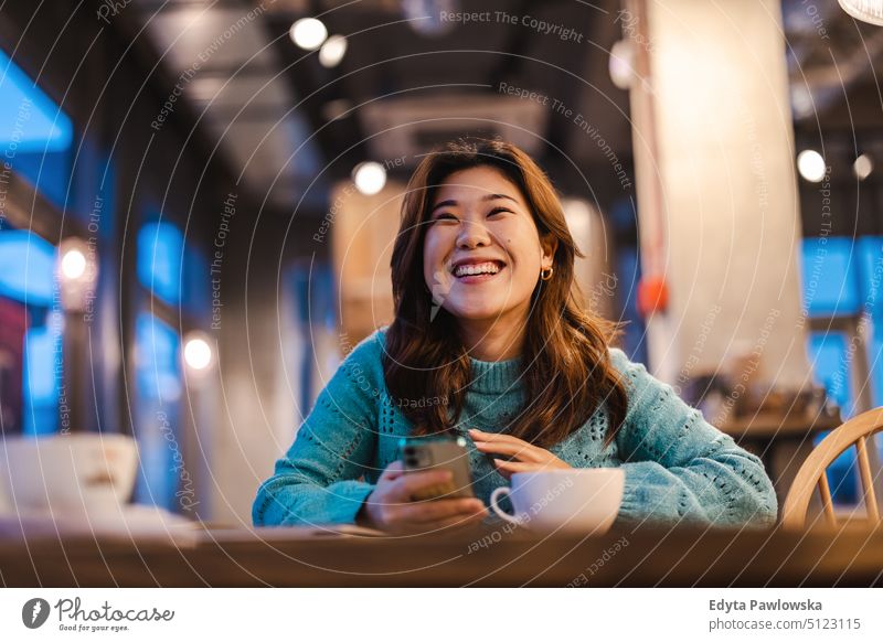 junge Frau trinkt Kaffee im Café echte Menschen offen Mädchen Erwachsener Spaß Jahrtausende Jahrtausendgeneration asiatisch Japanisch Glück Lächeln Fröhlichkeit