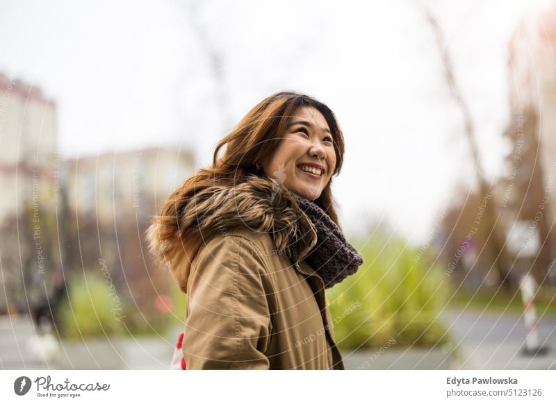 Porträt einer jungen Frau in der Stadt echte Menschen offen Mädchen Erwachsener Spaß Jahrtausende Jahrtausendgeneration asiatisch Japanisch Glück Lächeln