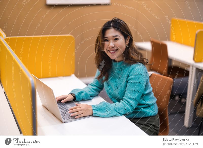 Studentin arbeitet an einem Laptop in einer Bibliothekskabine Computer online arbeiten Verwendung des Laptops Technik & Technologie Bildung Lernen Universität