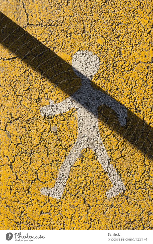 Fußgängerfeindlicher Schatten Asphalt gelb Symbol Schlagschatten diagonal Straße Verkehr Verkehrswege Zeichen Farbfoto Mann Männchen weiß rissig Risse