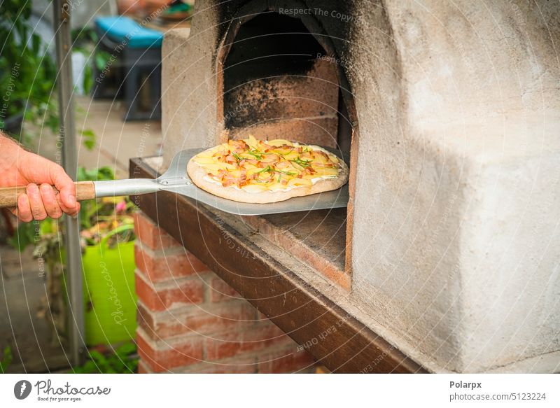 Selbstgemachte Pizza auf einer Schaufel Tomate Feinschmecker forno Bild Flyer margherita Fotografie Farbe Totholz Menschen im Freien Material Kultur Holzfeuer