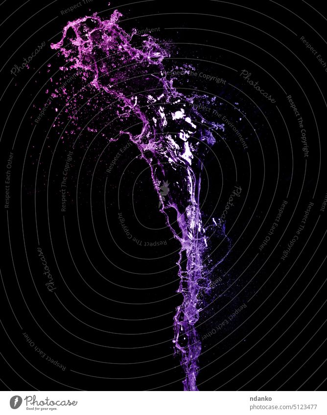 Langer Strom von frischem transparentem Wasser isoliert auf schwarzem Hintergrund. Spritzen rosa aqua Schaumblase Sauberkeit übersichtlich trinken Tropf Tropfen