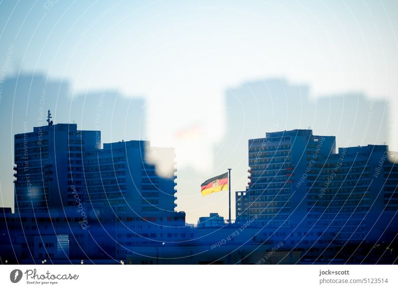 verrückte Beflaggung und Hochhäuser in der deutschen Hauptstadt Wohnhochhaus Deutsche Flagge Nationalflagge Silhouette Doppelbelichtung wehen Deutschland