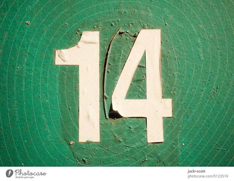 14 + 6 = 164 Nummer Wandel & Veränderung Oberfläche grün verwittert Typographie geklebt Firnis Schilder & Markierungen authentisch Zahn der Zeit Ablösung