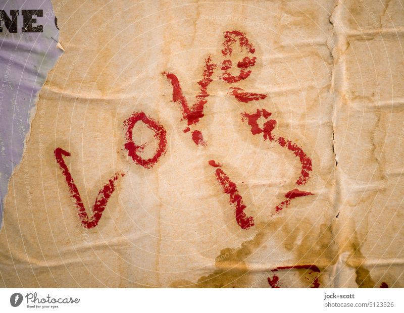 Liebe ist … schreibend Wort Englisch Straßenkunst Papier Kreativität Schriftzeichen Detailaufnahme feucht Handschrift Subkultur Wasserfleck Graffiti trashig