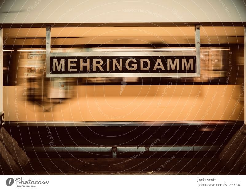 MEHRINGDAMM Bahnhof Berlin Schilder & Markierungen Schriftzeichen Wort U-Bahnstation Station Hauptstadt Öffentlicher Personennahverkehr Verkehrsmittel