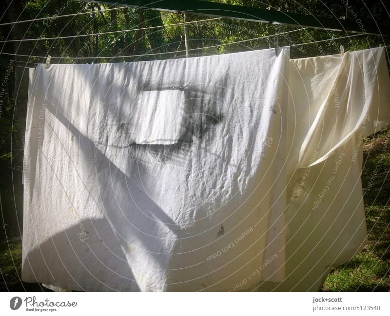 Waschtag, Spuren von Sprühlack auf Bettlaken Wäscheleine Spray trocknen hängen Sauberkeit Wäsche waschen Haushaltsführung Alltagsfotografie frisch Sonnenlicht