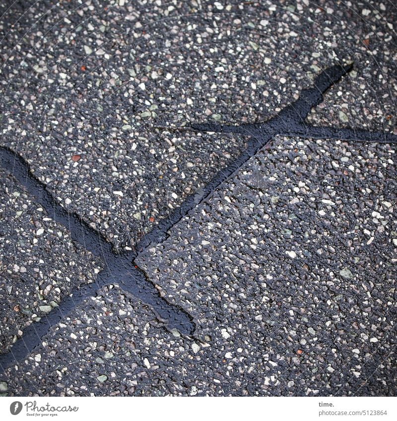 Schnittstelle trist dunkel Zeichen Wege & Pfade Straße urban asphalt Teer Bitumen ausgebessert repariert oberfläche stein kreuz muster Vogelperspektive
