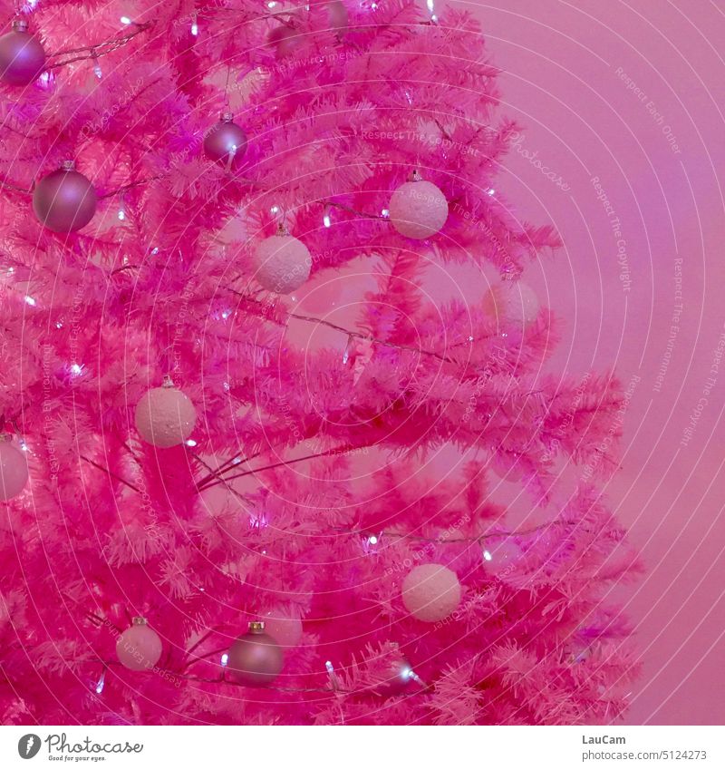 !Trash! 2022 | Pink Christmas and a Happy New Year! rosarot Weihnachten Kitsch Dekoration & Verzierung Weihnachtskugeln unkonventionell Baumschmuck Zweige