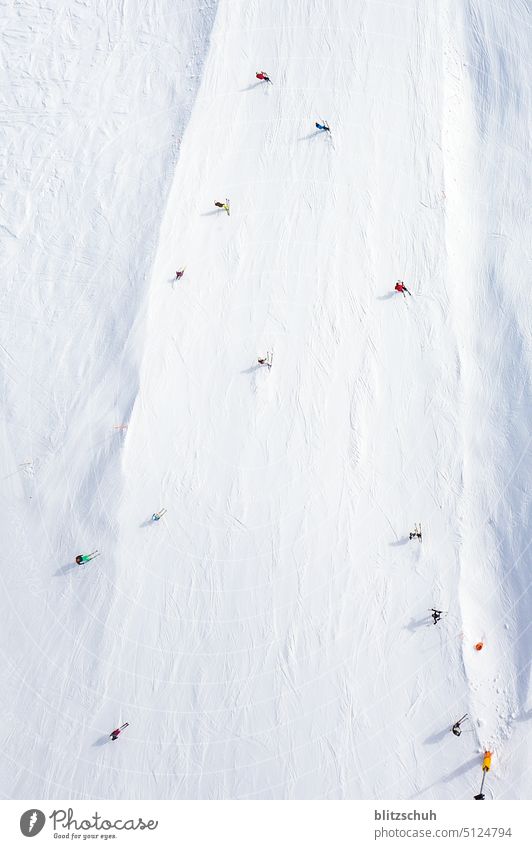 Skifahrer/Innen auf der Piste, Graubünden, Lenzerheide skifahren Wintersport Berge u. Gebirge Schnee Skier Alpen Skipiste Winterurlaub Schönes Wetter Landschaft