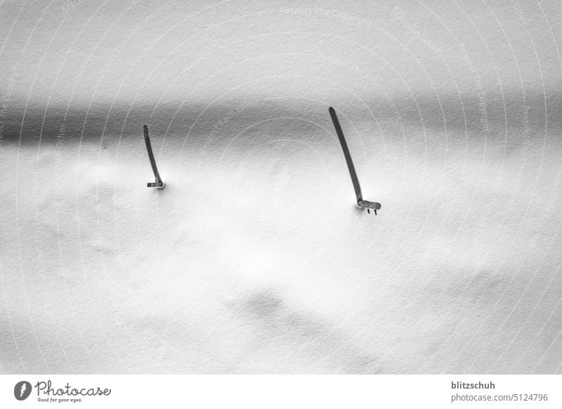 Zaunpfähle im Schnee mit Schatten, Luftaufnahme drohne Winter drohnenaufnahme landschaft drohnenfoto natur licht drohnenansicht schatten Schweiz Suisse