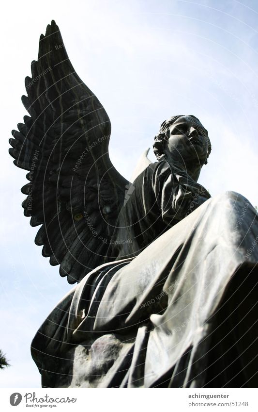 Angel Bronze Statue Spinne Patina Froschperspektive Romantik Wolken grau Skulptur Klassik Engel Himmel Flügel Feder Blick alt