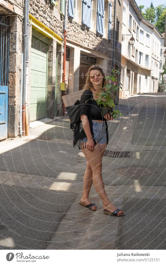 junge Touristin in Südfrankreich im Sommer Jeanshose stehen feminin Coolness Frau Jugendliche Junge Frau 18-30 Jahre Tag Außenaufnahme Gelassenheit Frühling