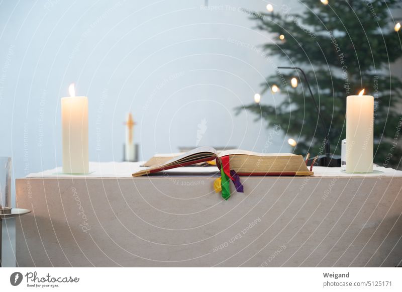 Altar mit Messbuch und Kerzen vor Weihnachtsbaum Kirche Glaube Liturgie Gottesdienst katholisch Weihnachtsgottesdienst Advent Christmette Messfeier Eucharistie
