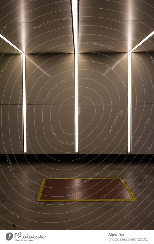 Traumkonstellation Licht Beleuchtung Klappe Tunnel Menschenleer unterirdisch Unterführung Architektur Untergrund Symmetrie Neonlicht Kunstlicht