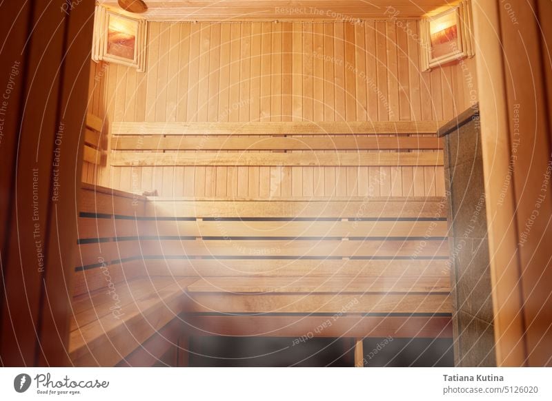 Das Innere eines hölzernen Badehauses, Holzregale. opy space Sauna heiß Erholung Finnland Temperatur warm erwärmen Behandlung Hygiene Wellness Therapie