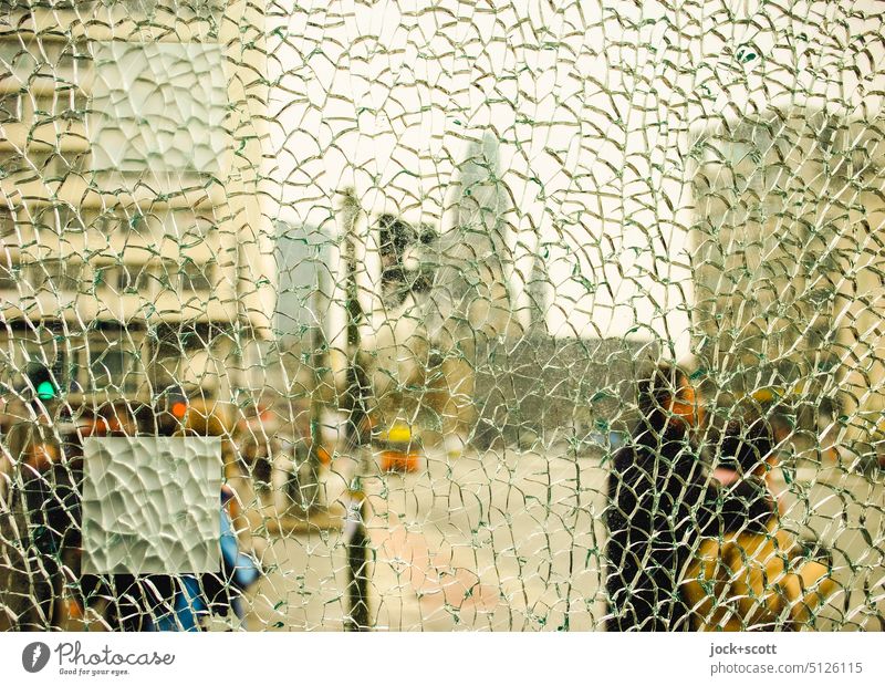 unnötig  | Glasbruch mit Durchblick auf die Gedächtniskirche Paar Passanten Menschen zerbrochenes Glas kaputt Sicherheitsglas Vandalismus gebrochen Schaden Riss
