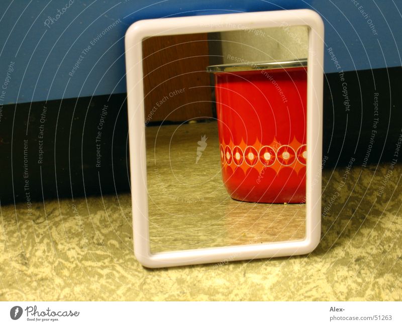 Spiegeleintopf Topf rot retro Stil Muster Schrank Holz Bild blau verstecken Perspektive
