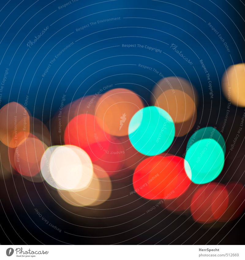 Abendverkehr Stadt Verkehr Straße Ampel PKW ästhetisch Coolness Fröhlichkeit schön mehrfarbig Licht Lichtpunkt Unschärfe Straßenverkehr glänzend kreisrund Kreis