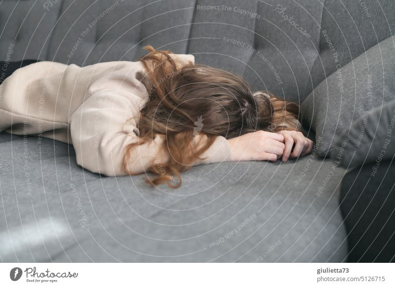 Burnout , junge Frau liegt völlig erschöpft auf der Couch, kraftlos, schlafend am hellichten Tag Porträt Jugendliche Junge Frau langhaarig 13-18 Jahre
