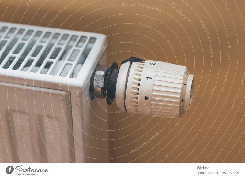 Ansicht eines Thermoreglers für die Heizung in einem Wohnkomplex und Reduzierung des Heizwerts während einer Energiekrise Gas Kontrolle Thermostat erwärmen