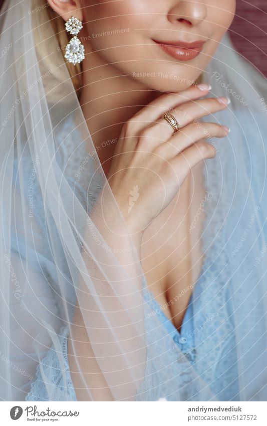 Mode Foto der schönen Braut mit blonden Haaren in eleganten Hochzeitskleid im Zimmer in der Hochzeit Morgen Behaarung Frau Kleid traumhaft Schönheit Mädchen