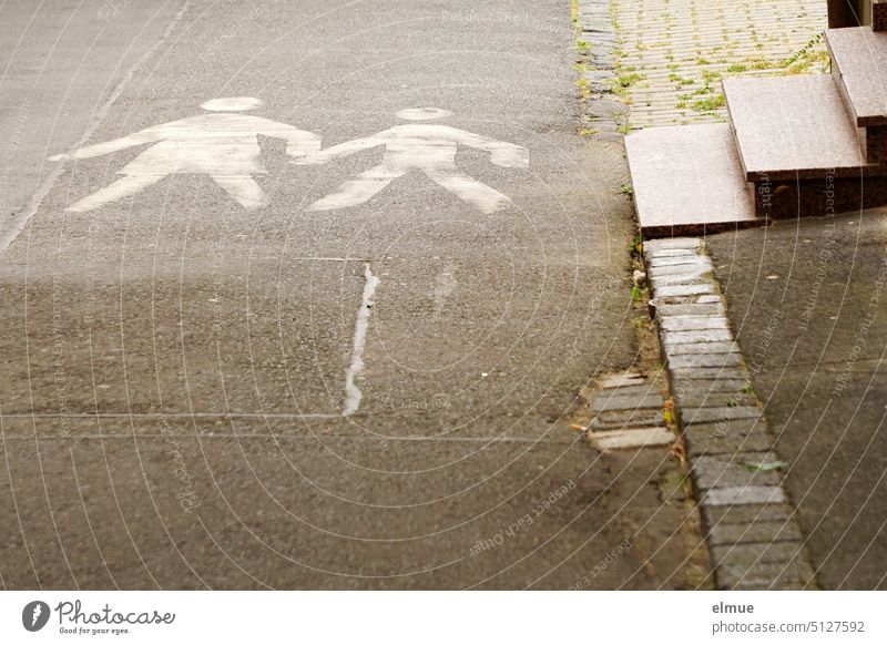 Piktogramm von zwei Fußgängern auf der Straße vor einem Hauseingang mit Treppe / Fahrbahnmarkierung Weg Ausgang StVO Blog Bodenmarkierung Vorsicht Fußgänger