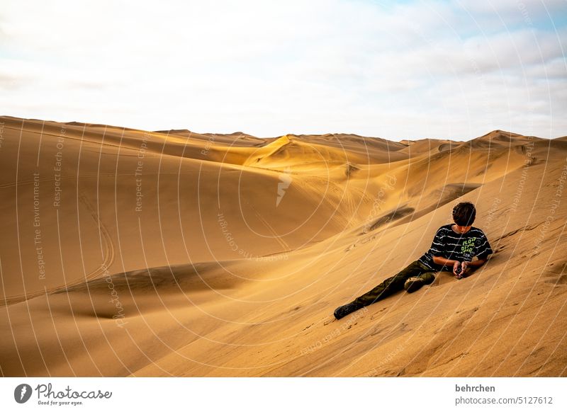 versunken träumen staunen Kindheit Sohn Junge Ferne weite Sand Wüste Afrika Namibia Fernweh Sehnsucht reisen Farbfoto Landschaft Einsamkeit Abenteuer Freiheit