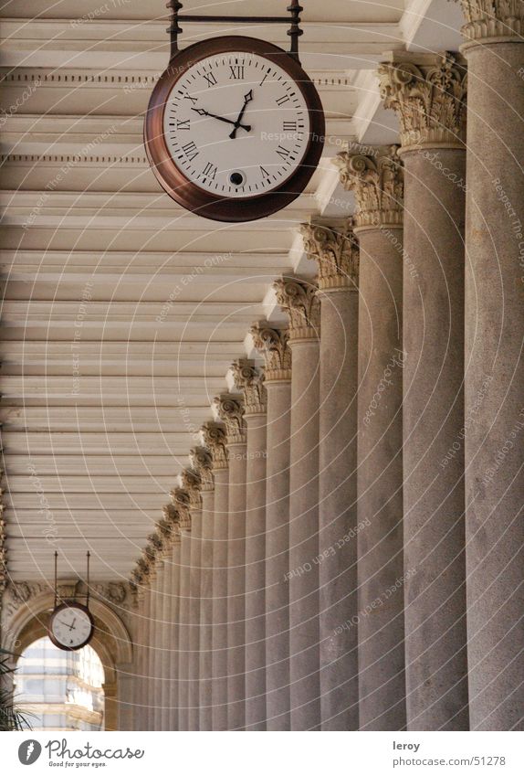 Kolonaden-Zeit Uhr Karlsbad Kolonnaden Vergänglichkeit Außenaufnahme Säule kolonaden Architektur
