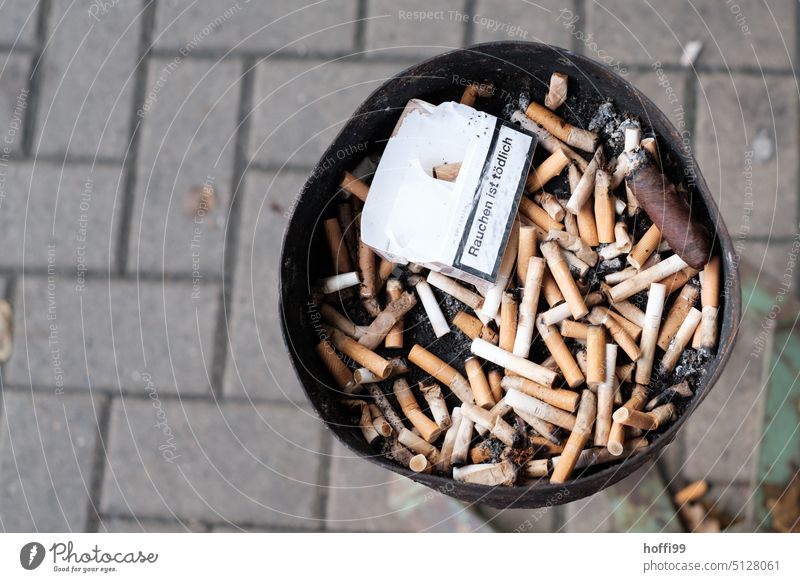 alte Kippen und Stumpen in Aschenbecher von oben - rauchen ist tödlich Zigarette Aschenbecher Zigaretten kippe Rauchen aufhören Sucht Suchtverhalten