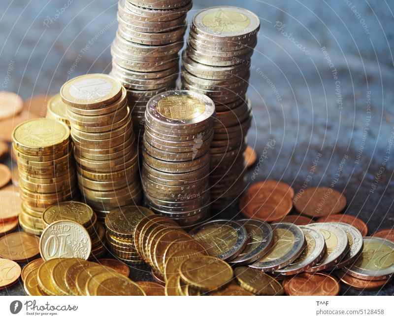 Münztürmchen - aufgehäufte Euromünzen auf grauschwarzer Fliese mit Rostflecken Eurocent Bezahlung Währung Kleinvieh Kupfer Kupferstücke verschiedene Länder