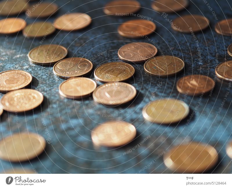 Kupfermünzen - Ein-, Zwei-, und Fünfeurocentstücke auf grauschwarzer Fliese mit Rostflecken Eurocent Cent Eincent Fünfcent Zweicent Kupfergeld Centstück