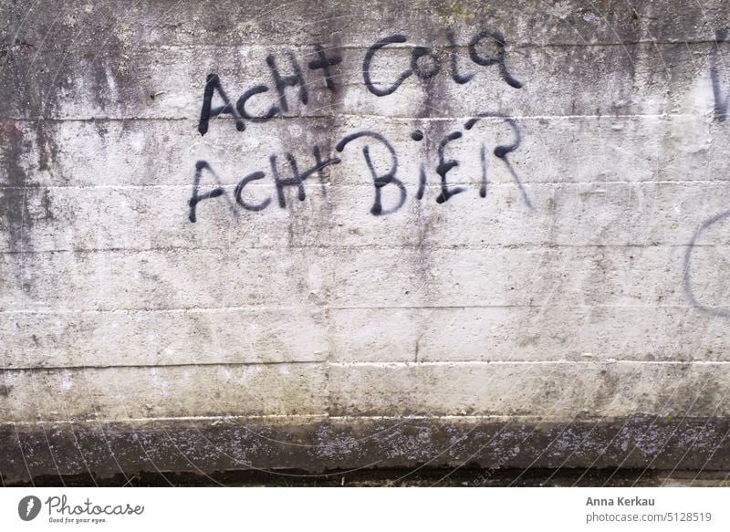 Acht Cola Acht Bier...eine gesprayte Getränkebestellung an einer heruntergekommenen Mauer Aufforderung grafitti Botschaft Bestellung sprayen mauer wand