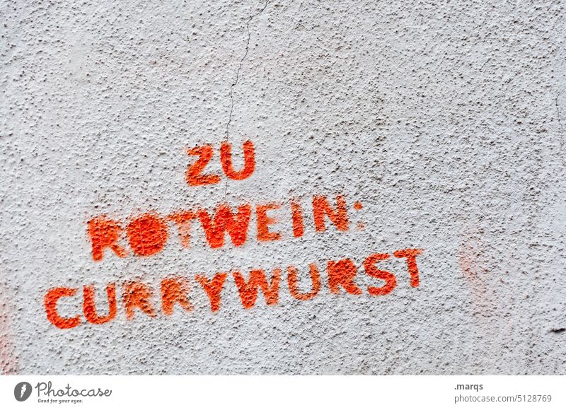 Empfehlung Rotwein Currywurst Essen trinken Ernährung Appetit & Hunger Mahlzeit Mittagessen Abendessen Wand Graffiti Schriftzeichen skurril Lebensmittel