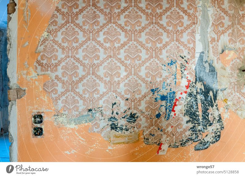 Zeit für einen Tapetenwechsel | Alte Tapete und Reste eines Wandbildes Tapetenreste alt Innenaufnahme Farbfoto Innenbereich Menschenleer Vergänglichkeit