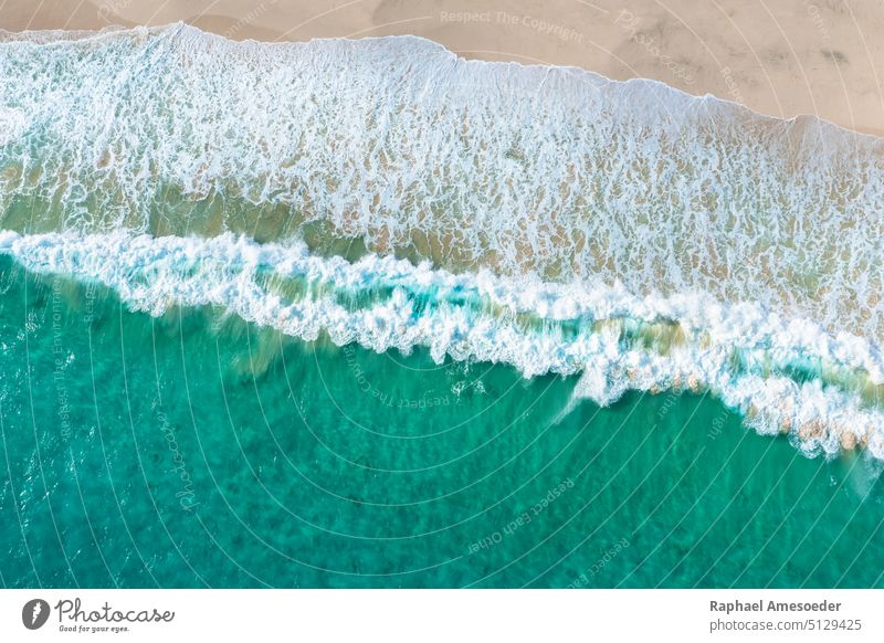 Hoher Blickwinkel auf die Welle des Atlantiks am Santa Monica Beach Antenne Afrika aquatisch atlantisch Hintergrund Strand blau boa vista Kap Verde