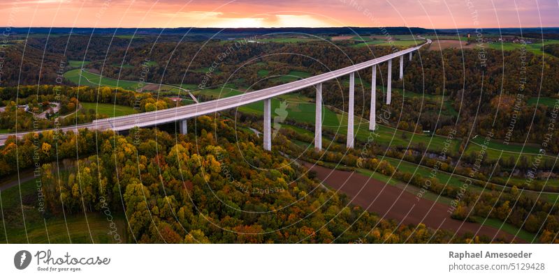 Panoramablick auf die Kochertalbrücke bei Sonnenuntergang im Herbst Antenne Luftaufnahme Architektur Asphalt Brücke farbenfroh Beton Anschluss Landschaft