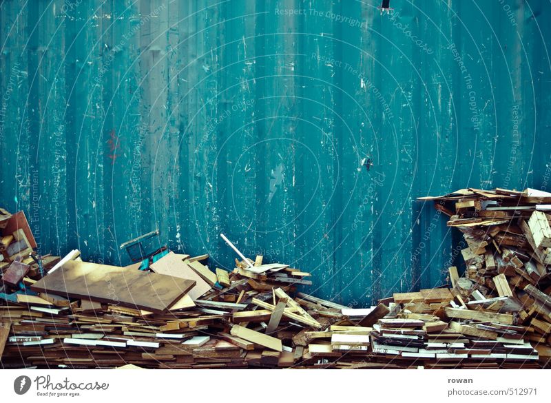 gestapelt Metall blau Müll Container Strukturen & Formen Stapel Holz Holzbrett Hintergrundbild Linie parallel alt Schramme Farbfoto Außenaufnahme Menschenleer