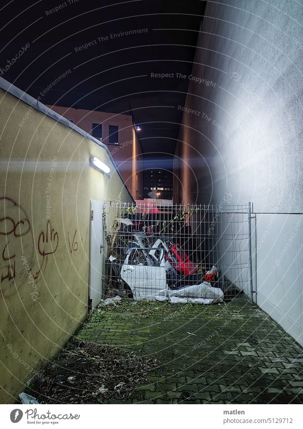 Autoteile in Berliner Nachtasyl Hauswand Zaun Teile u. Stücke Ausgemustert Licht Moos Schatten Himmel Farbfoto Menschenleer Außenaufnahme