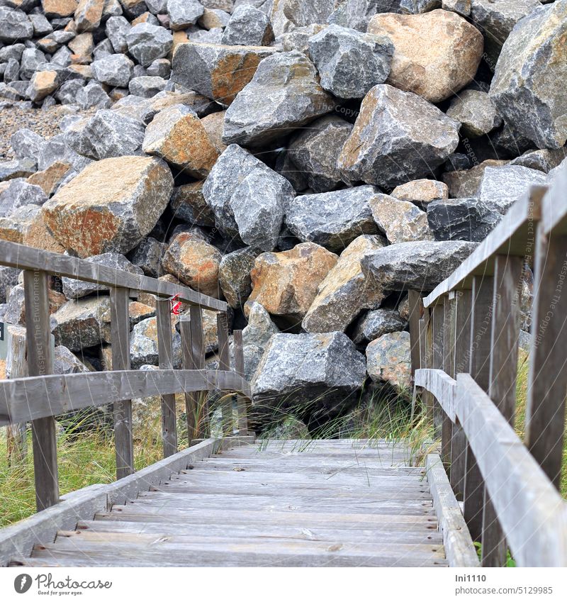 jemanden Steine in den Weg legen Insel Nordsee Deich Küstenschutz Strand Arbeiten Holztreppe kein Durchgang Zugang versperrt blockieren aufhalten erschweren
