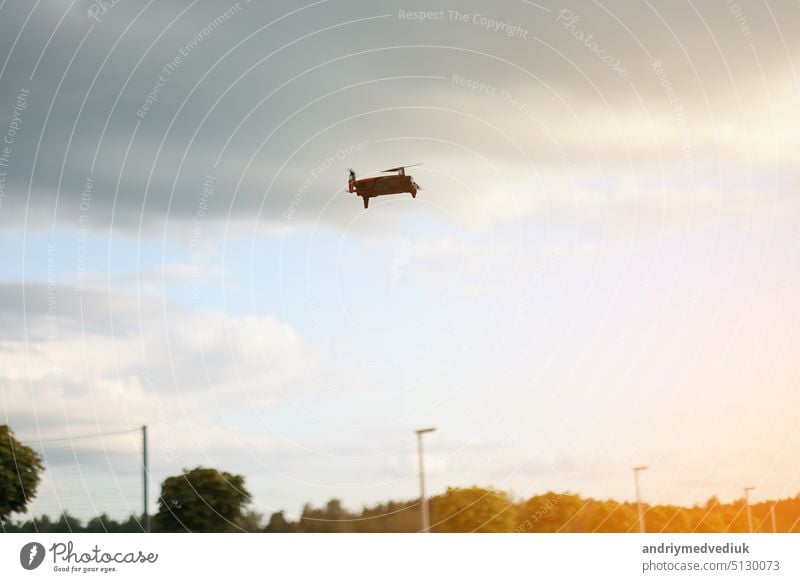 Schwebende Drohne fliegen nach oben auf einem bewölkten Himmel Hintergrund. copter fliegen. Dröhnen Antenne Luftaufnahme Aero wolkig Air Fluggerät Flugzeug